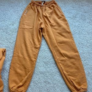 heavy manners airport sweatpants in pumpkin